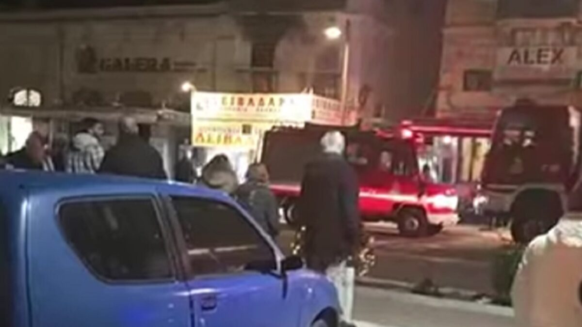 Φωτιά σε σπίτι στην Ερμούπολη Σύρου – Στο νοσοκομείο προληπτικά η ιδιοκτήτρια
