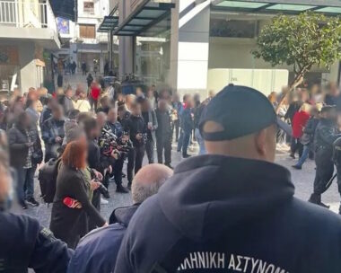 Ηράκλειο: Οργισμένο πλήθος στα δικαστήρια – Από την πίσω πόρτα μπήκαν οι κατηγορούμενοι για την κακοποίηση του 3χρονου