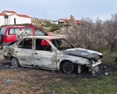 Φωτιά σε αυτοκίνητο στα Καλύβια: Βρέθηκε άνδρας χωρίς τις αισθήσεις του