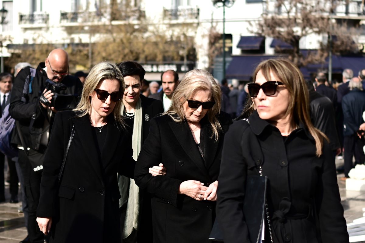 Μίμης Δομάζος: Στη Μητρόπολη Αθηνών η οικογένεια και συμπαίκτες του «Στρατηγού» για την κηδεία