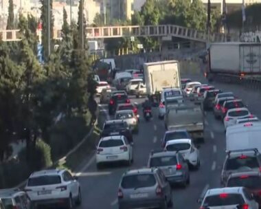Έπεσαν χώματα στον Κηφισό στο ύψος της Νέας Φιλαδέλφειας: Πολύωρη ταλαιπωρία για τους οδηγούς