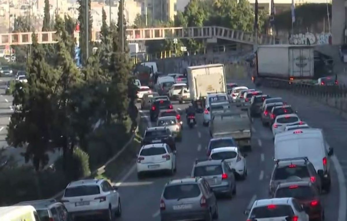 Έπεσαν χώματα στον Κηφισό στο ύψος της Νέας Φιλαδέλφειας: Πολύωρη ταλαιπωρία για τους οδηγούς
