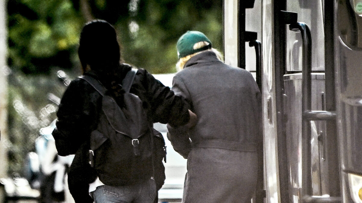 Στον εισαγγελέα οι συλληφθέντες κατηγορούμενοι για εμπλοκή σε κύκλωμα προστασίας και απάτης σε βάρος του δημοσίου. Σάββατο 11 Ιανουαρίου 2025  (ΚΩΣΤΑΣ ΤΖΟΥΜΑΣ