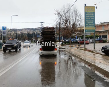 Λαμία: Φόρτωσε «ουρανοξύστη» από παλέτες στο πορτμπαγκάζ του αυτοκινήτου του και κυκλοφορούσε ατάραχος