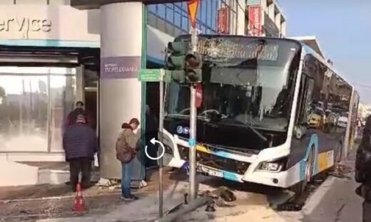 Λεωφορείο προσέκρουσε σε φανάρι στη Λεωφόρο Μεσογείων – Δεν υπάρχουν τραυματισμοί