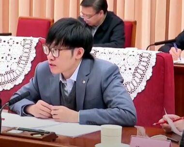 Liang Wenfeng: Ο 40χρονος σπασίκλας χρηματιστής με το απαίσιο χτένισμα πίσω από το DeepSeek