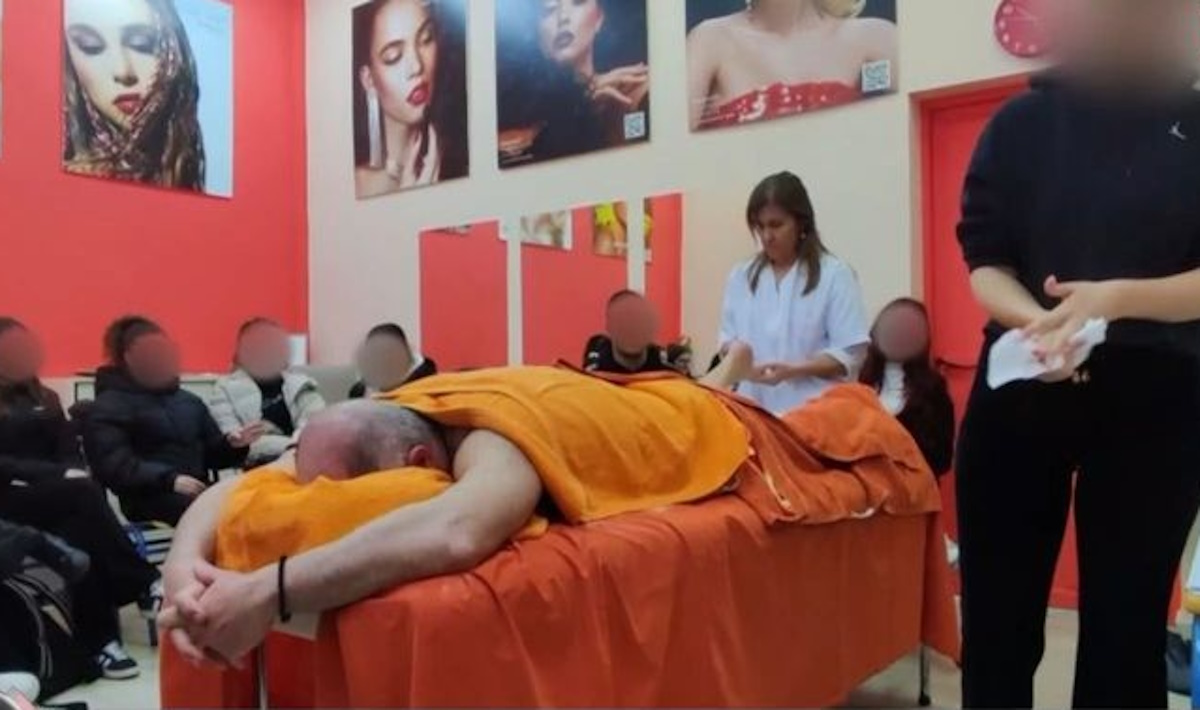Εύβοια: «Έγινε στα πλαίσια του μαθήματος» λέει ο διευθυντής του ΕΠΑΛ όπου μαθητές έκαναν μασάζ στον καθηγητή τους