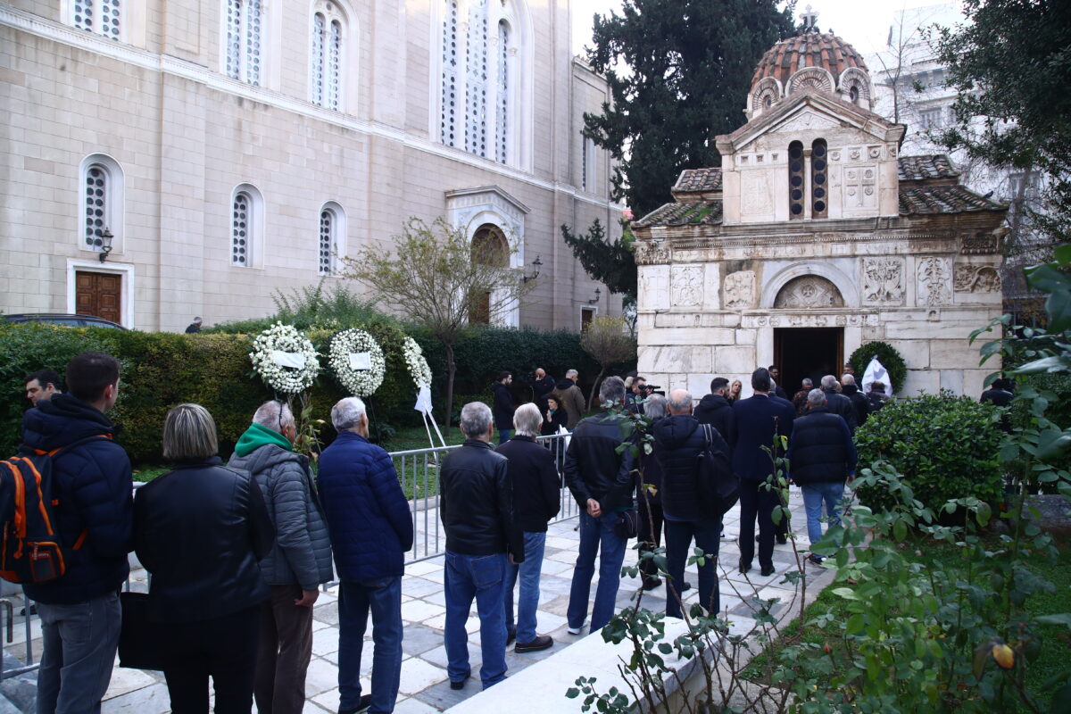 Μίμης Δομάζος: Πλήθος κόσμου στο παρεκκλήσι της Μητρόπολης Αθηνών για το τελευταίο αντίο στον «στρατηγό»