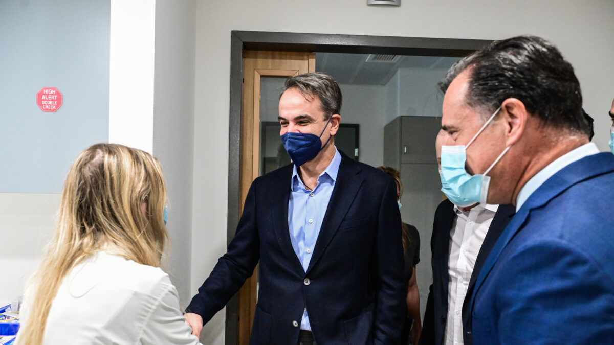 Επίσκεψη του Πρωθυπουργού Κυριάκου Μητσοτάκη στην ανακαινισμένη μονάδα επειγόντων περιστατικών του "Ασκληπιείου" Βούλας, Πέμπτη 23 Ιανουαρίου 2025. 
(ΤΑΤΙΑΝΑ ΜΠΟΛΑΡΗ