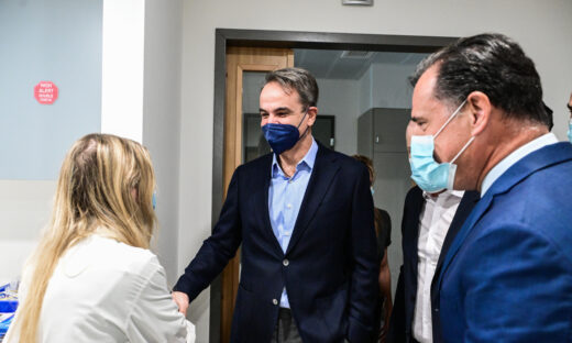 Επίσκεψη του Πρωθυπουργού Κυριάκου Μητσοτάκη στην ανακαινισμένη μονάδα επειγόντων περιστατικών του "Ασκληπιείου" Βούλας, Πέμπτη 23 Ιανουαρίου 2025. 
(ΤΑΤΙΑΝΑ ΜΠΟΛΑΡΗ