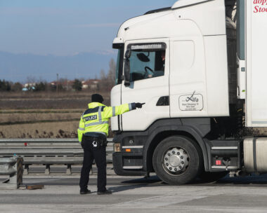 Νταλίκες και φορτηγά εγκλωβισμένα στα διόδια των Μαλγάρων, στη Θεσσαλονίκη, καθώς η Τροχαία έχει δώσει οδηγία να μην ταξιδέψουν, έως ότου εξομαλυνθεί η κατάσταση στη Νότια Ελλάδα, Τρίτη 25 Ιανουαρίου 2022.
(ΜΟΤΙΟΝΤΕΑΜ