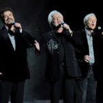 Στα δεξιά της εικόνας ο Γουέιν Όζμοντ