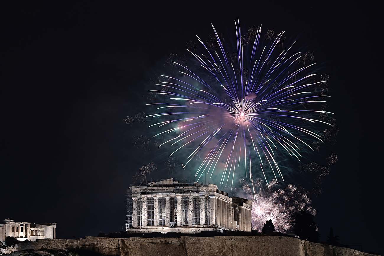 Πυροτεχνήματα πάνω από την Ακρόπολη στην υποδοχή του νέου χρόνου στην Αθήνα, Κυριακή 31 Δεκεμβρίου 2023.
(ΜΙΧΑΛΗΣ ΚΑΡΑΓΙΑΝΝΗΣ