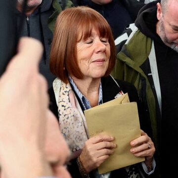 Η Ζιζέλ Πελικό εξερχόμενη του δικαστηρίου στη διάρκεια της πολύκροτης δίκης - REUTERS