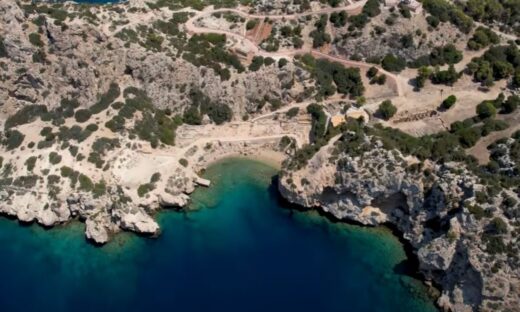 Η μοναδική παραλία της Ελλάδας εντός αρχαιολογικού χώρου