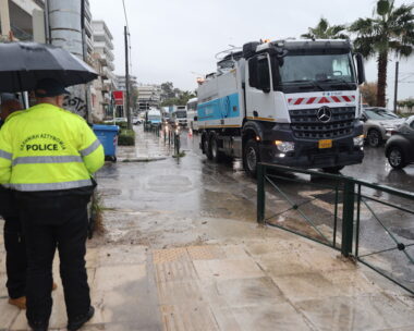 Κακοκαιρία: Η Λεωφόρος Ποσειδώνος πλημμύρισε ξανά με λύματα – Άνοιξε το καπάκι από το φρεάτιο και έβαλαν φορτηγό για να περιορίσουν το φαινόμενο