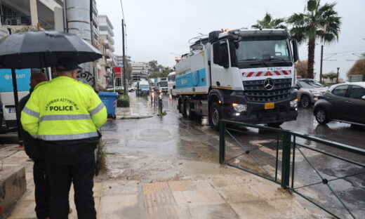 Κακοκαιρία: Η Λεωφόρος Ποσειδώνος πλημμύρισε ξανά με λύματα – Άνοιξε το καπάκι από το φρεάτιο και έβαλαν φορτηγό για να περιορίσουν το φαινόμενο