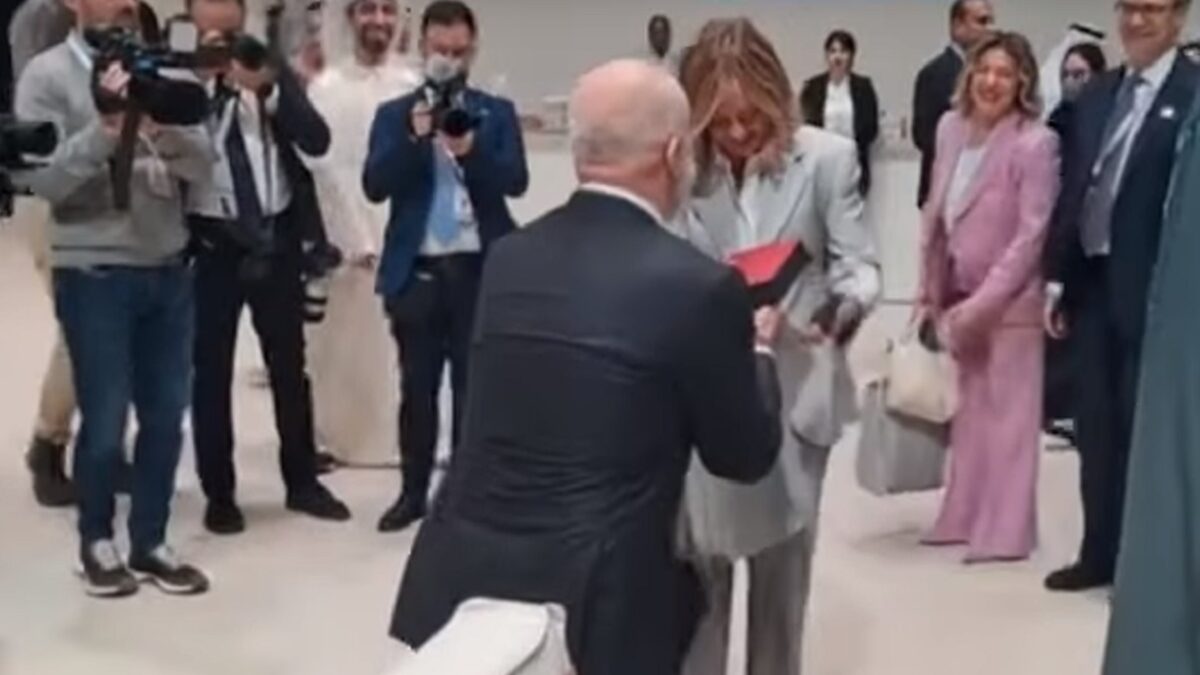 Ο Έντι Ράμα γονάτισε μπροστά στην Τζόρτζια Μελόνι και της έκανε δώρο ένα φουλάρι για τα γενέθλιά της