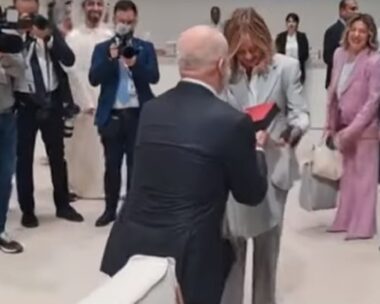 Ο Έντι Ράμα γονάτισε μπροστά στην Τζόρτζια Μελόνι και της έκανε δώρο ένα φουλάρι για τα γενέθλιά της