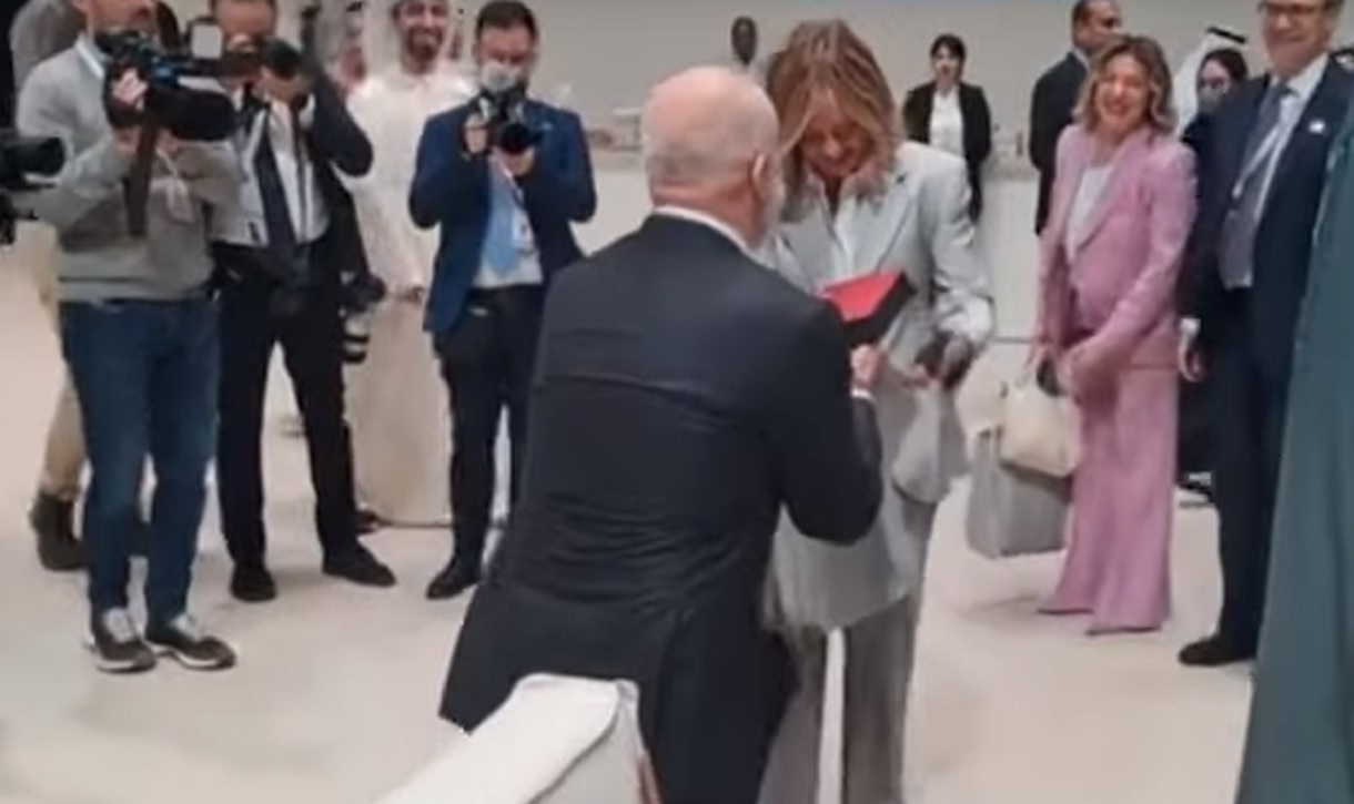 Ο Έντι Ράμα γονάτισε μπροστά στην Τζόρτζια Μελόνι και της έκανε δώρο ένα φουλάρι για τα γενέθλιά της