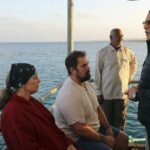 Ο κυβερνήτης της περιφέρειας της Ερυθράς Θάλασσας Αμρ Χανάφι μιλάει με επιζώντες του ναυαγίου - Egyptian Press Center via AP