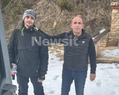 Ο 23χρονος σκιέρ μαζί με τον υπεύθυνο του χιονοδρομικού κέντρου στο Σέλι Ημαθίας Λάκη Μελιόπουλο