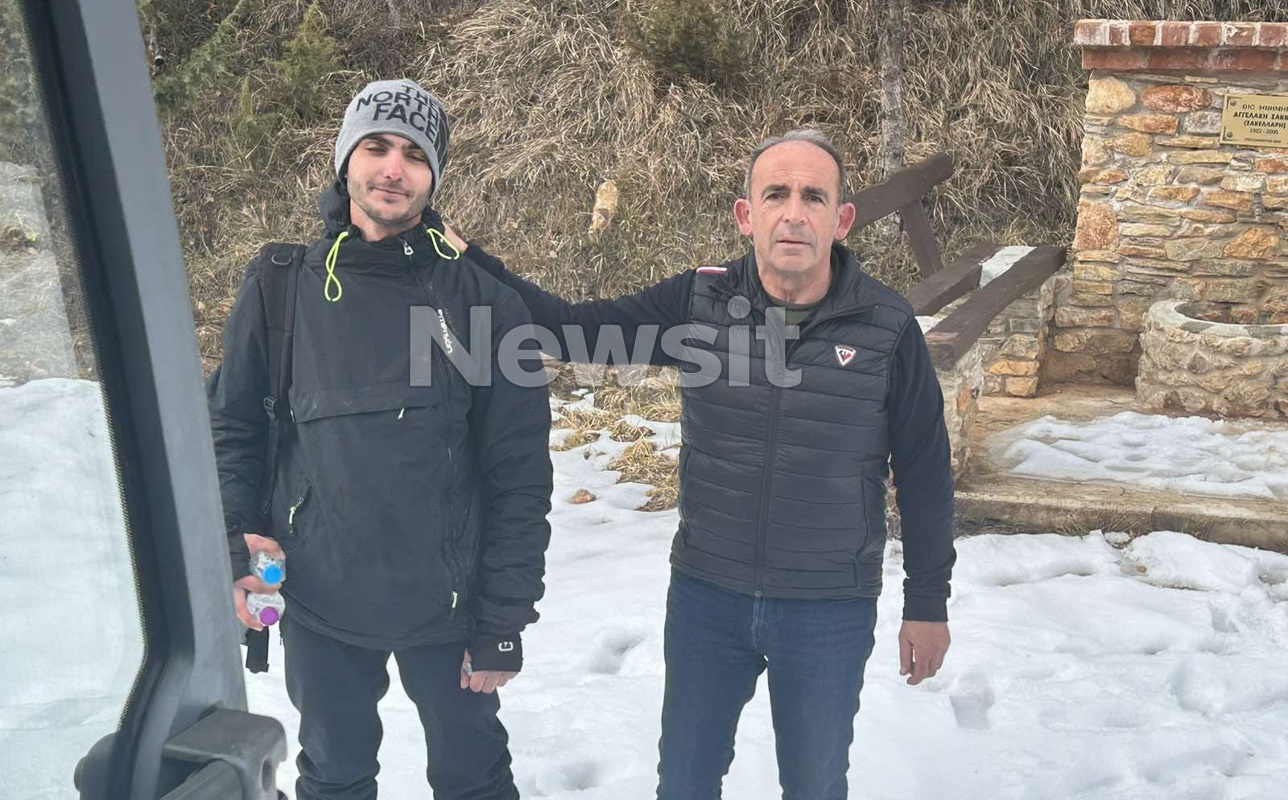 Ο 23χρονος σκιέρ μαζί με τον υπεύθυνο του χιονοδρομικού κέντρου στο Σέλι Ημαθίας Λάκη Μελιόπουλο