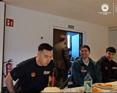 Ο Κώστας Σλούκας έσβησε τούρτα μαζί με τους συμπαίκτες του πριν το Παναθηναϊκός – Μπαρτσελόνα
