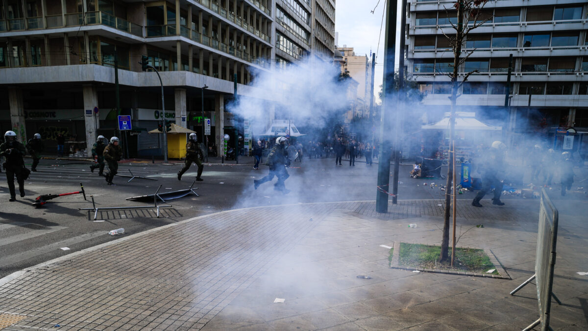 Επεισόδια κατά την διάρκεια του συλλαλητηρίου για το δυστύχημα των Τεμπών στην πλατεία Συντάγματος, Κυριακή 26 Ιανουαρίου 2025. 
(ΓΙΩΡΓΟΣ ΚΟΝΤΑΡΙΝΗΣ