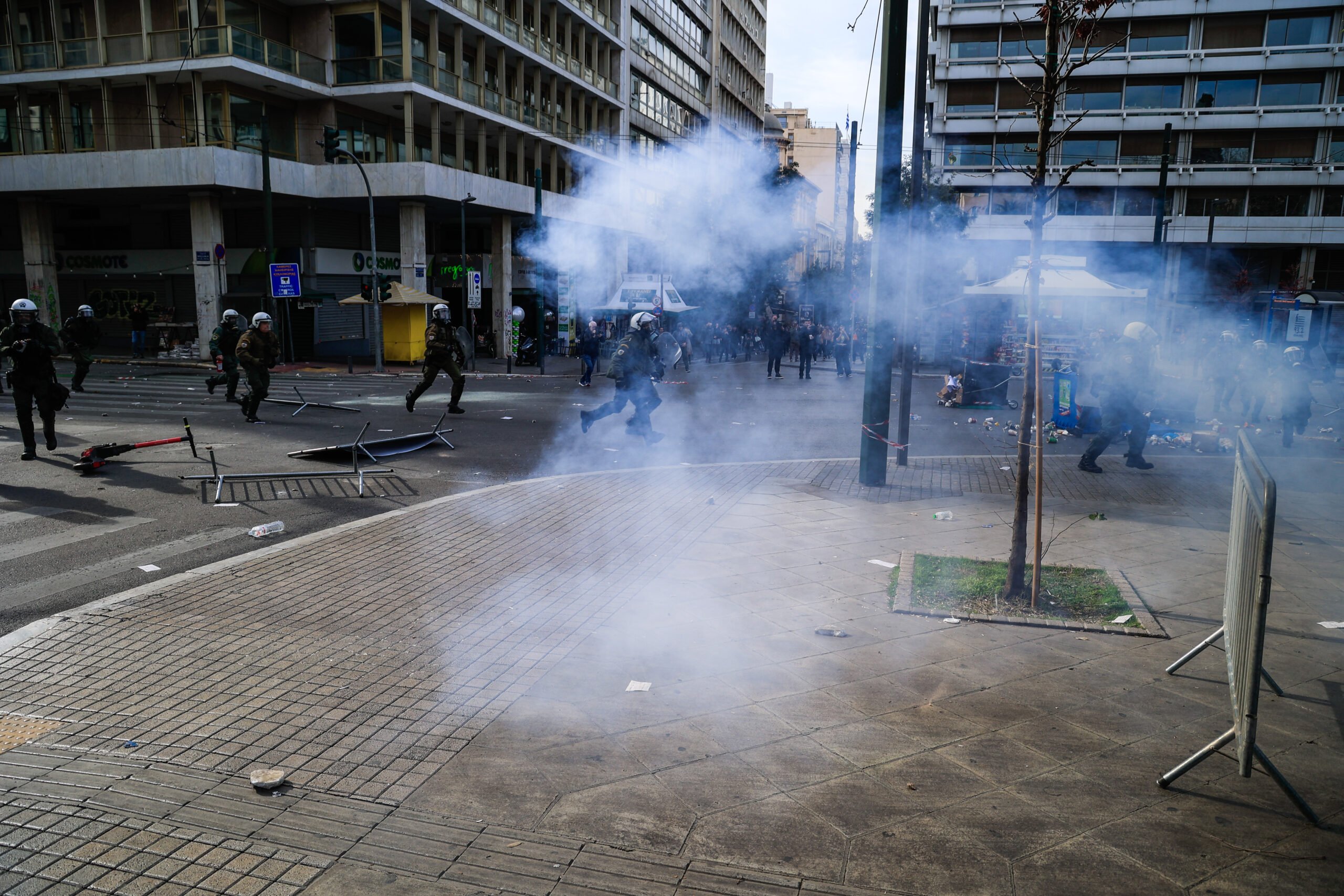 Επεισόδια κατά την διάρκεια του συλλαλητηρίου για το δυστύχημα των Τεμπών στην πλατεία Συντάγματος, Κυριακή 26 Ιανουαρίου 2025. 
(ΓΙΩΡΓΟΣ ΚΟΝΤΑΡΙΝΗΣ