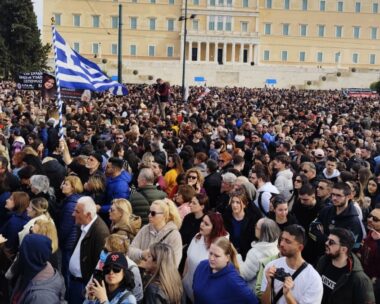 Τραγωδία των Τεμπών: Πλήθος κόσμου στις συγκεντρώσεις διαμαρτυρίας σε Σύνταγμα και Θεσσαλονίκη