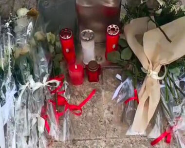 Τέμπη: Λουλούδια και κεριά στο μνημείο του ΑΠΘ για τους 13 φοιτητές