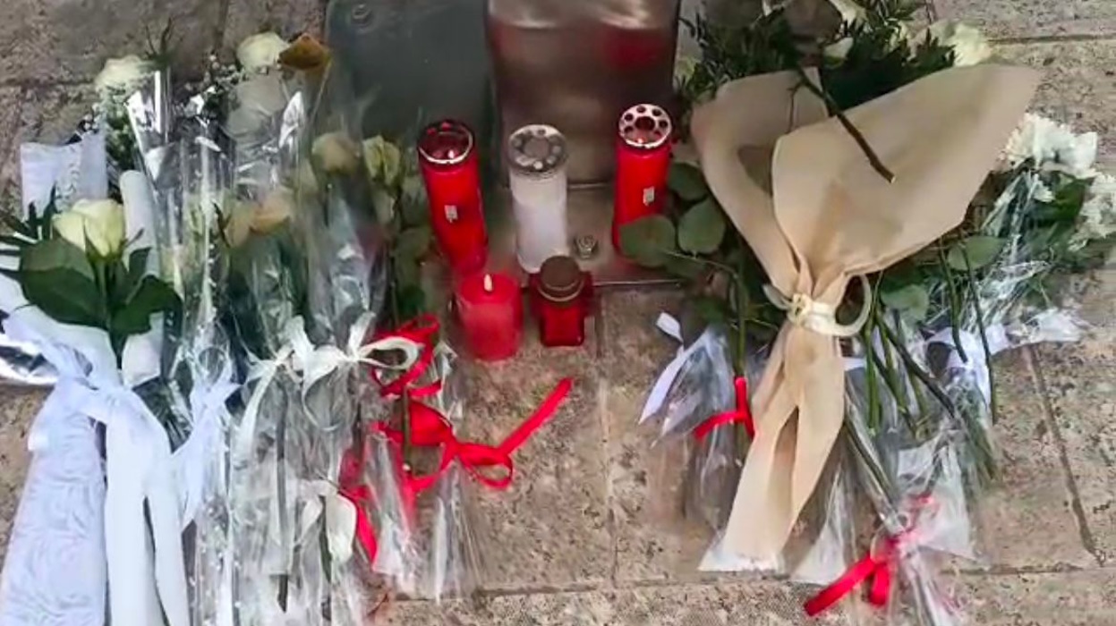 Τέμπη: Λουλούδια και κεριά στο μνημείο του ΑΠΘ για τους 13 φοιτητές