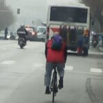 Θεσσαλονίκη: Τρεις νεαροί κρεμάστηκαν πίσω από λεωφορείο στην Εγνατία