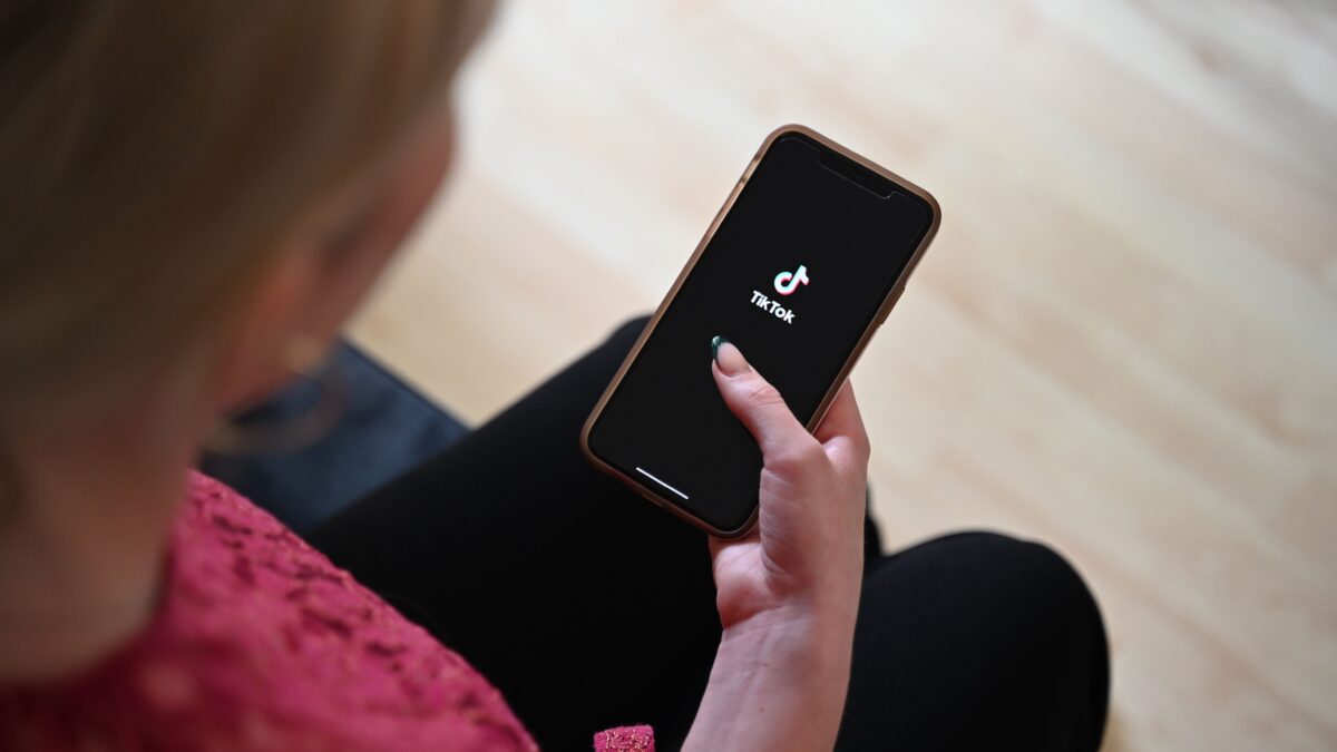 Γυναίκα ανοίγει το TikTok στο smartphone της - Photo: Helena Dolderer
