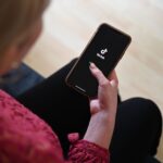 Γυναίκα ανοίγει το TikTok στο smartphone της - Photo: Helena Dolderer
