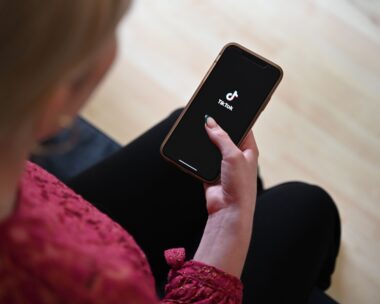 Γυναίκα ανοίγει το TikTok στο smartphone της - Photo: Helena Dolderer