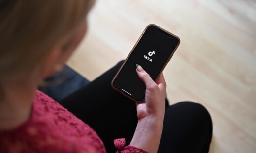 Γυναίκα ανοίγει το TikTok στο smartphone της - Photo: Helena Dolderer