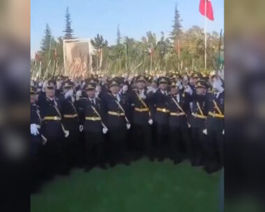 Η στιγμή που οι στρατιώτες υμνούν τον Κεμάλ Ατατούρκ