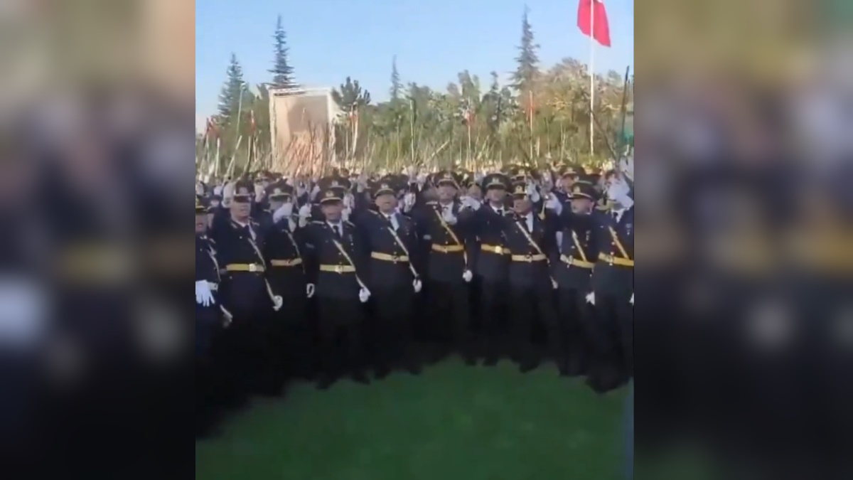 Η στιγμή που οι στρατιώτες υμνούν τον Κεμάλ Ατατούρκ