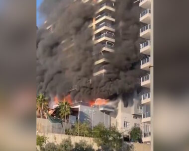 Νέα μεγάλη φωτιά στην Τουρκία: Εγκλωβίστηκαν άνθρωποι σε φλεγόμενο πολυώροφο κτίριο στην Αττάλεια