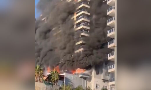 Νέα μεγάλη φωτιά στην Τουρκία: Εγκλωβίστηκαν άνθρωποι σε φλεγόμενο πολυώροφο κτίριο στην Αττάλεια