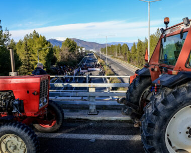 Κινητοποίηση αγροτών στον κόμβο της Γυρτώνης στο νομό Λάρισας στο ύψος του αυτοκινητόδρομου ΠΑΘΕ, Πέμπτη 23 Ιανουαρίου 2025. Οι αγρότες διαμαρτύρονται για το αυξημένο κόστος παραγωγής, τις χαμηλές τιμές των προϊόντων, την καθυστέρηση των αποζημιώσεων και των ενισχύσεων, αλλαγή του κανονισμού του ΕΛΓΑ που να καλύπτει όλους τους φυσικούς κινδύνους και τις νόσους σε όλα τα στάδια της παραγωγής, την υλοποίηση όλων των απαραίτητων έργων υποδομής και προληπτικών μέτρων για προστασία από φυσικές καταστροφές και ασθένειες, κ.α.  
(EUROKINISSI)