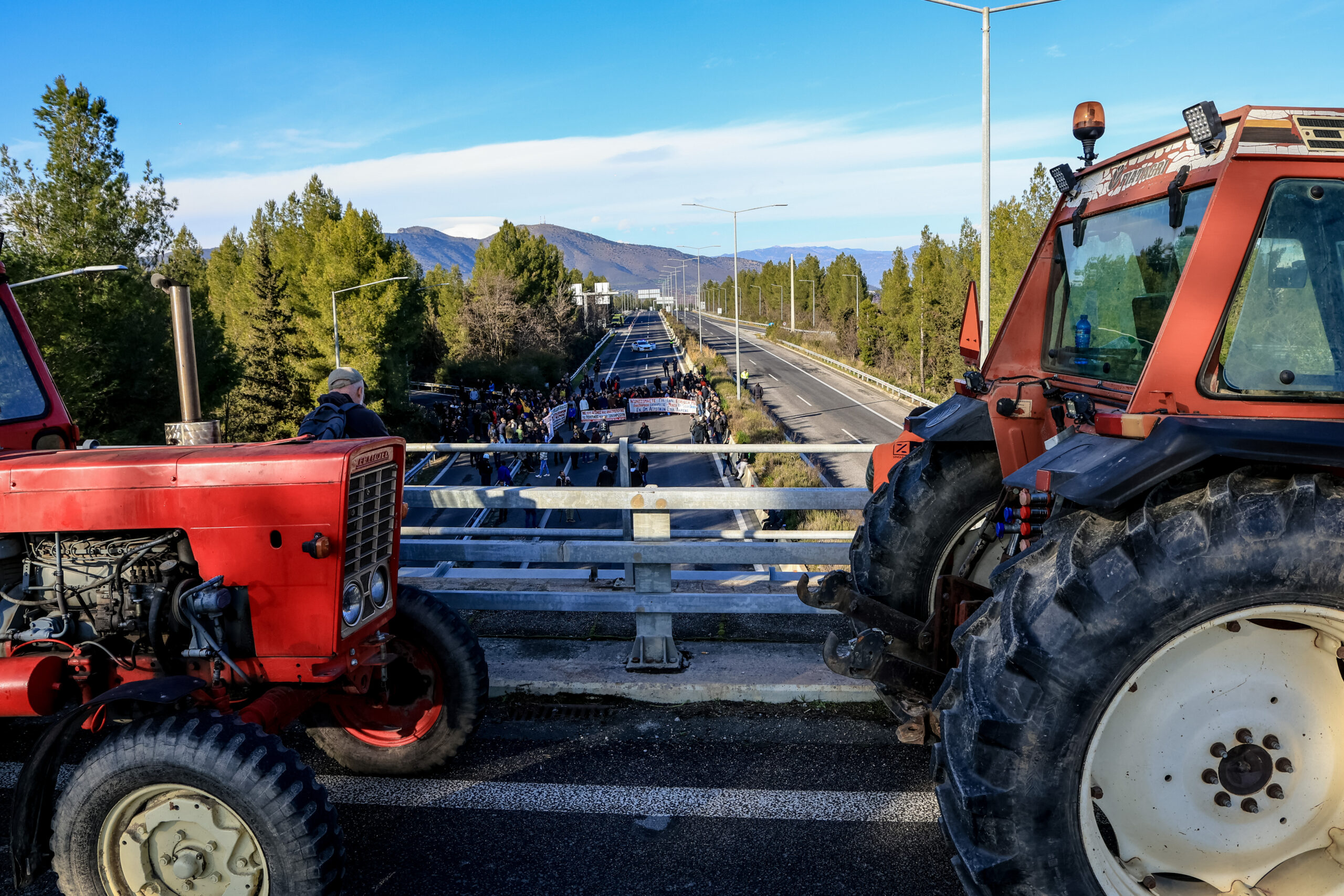 Κινητοποίηση αγροτών στον κόμβο της Γυρτώνης στο νομό Λάρισας στο ύψος του αυτοκινητόδρομου ΠΑΘΕ, Πέμπτη 23 Ιανουαρίου 2025. Οι αγρότες διαμαρτύρονται για το αυξημένο κόστος παραγωγής, τις χαμηλές τιμές των προϊόντων, την καθυστέρηση των αποζημιώσεων και των ενισχύσεων, αλλαγή του κανονισμού του ΕΛΓΑ που να καλύπτει όλους τους φυσικούς κινδύνους και τις νόσους σε όλα τα στάδια της παραγωγής, την υλοποίηση όλων των απαραίτητων έργων υποδομής και προληπτικών μέτρων για προστασία από φυσικές καταστροφές και ασθένειες, κ.α.  
(EUROKINISSI)