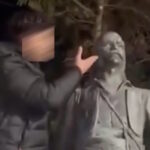 Θεσσαλονίκη: Οργή για νεαρό που βεβήλωσε άγαλμα του Κατσαντώνη – «Θα ζητήσω μια ταπεινή συγγνώμη» λέει ο δράστης