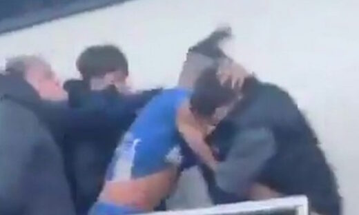 Άγριο ξύλο μεταξύ οπαδών και ποδοσφαιριστών της Μάινχεντ στην Αγγλία