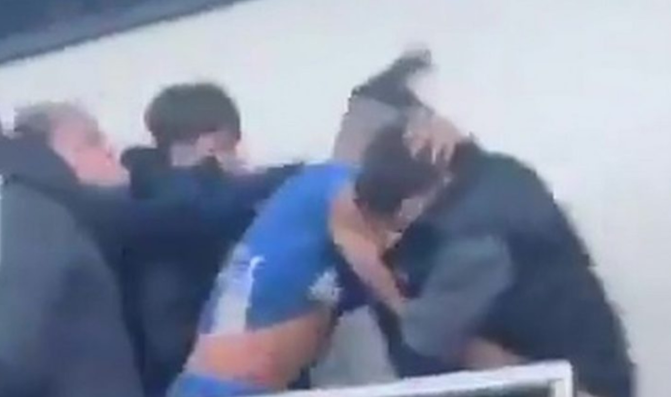 Άγριο ξύλο μεταξύ οπαδών και ποδοσφαιριστών της Μάινχεντ στην Αγγλία