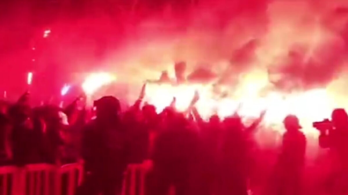 Μπαρτσελόνα – Ατλέτικο Μαδρίτης: Ρίψη αντικειμένων και καπνογόνα στην υποδοχή του πούλμαν των «ροχιμπλάνκος»