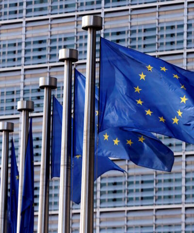 Σημαίες της Ευρωπαϊκής Ένωσης κυματίζουν έξω από το κτίριο της Κομισιόν στις Βρυξέλλες