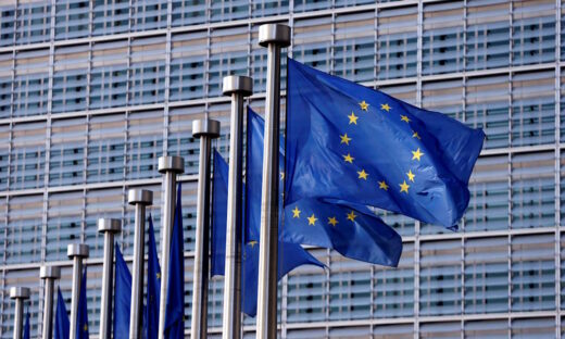 Σημαίες της Ευρωπαϊκής Ένωσης κυματίζουν έξω από το κτίριο της Κομισιόν στις Βρυξέλλες